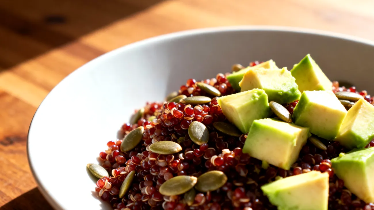Insalata di quinoa rossa con semi di zucca e avocado"